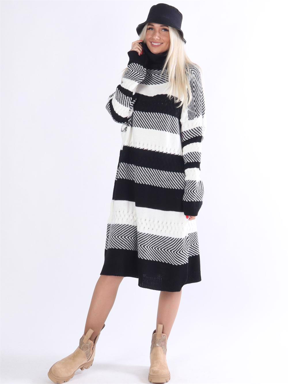 Violet - Bredrandig stickad klänning